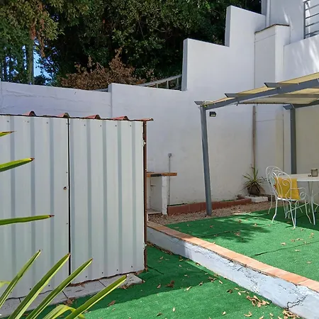 Petite Maison Avec Jardin *